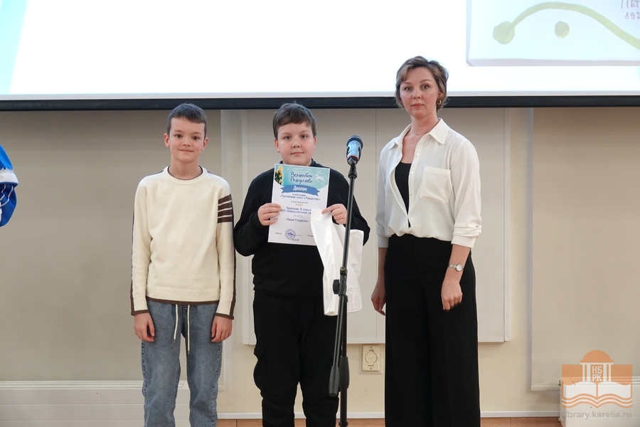 The award is being presented by Elena Fedorova