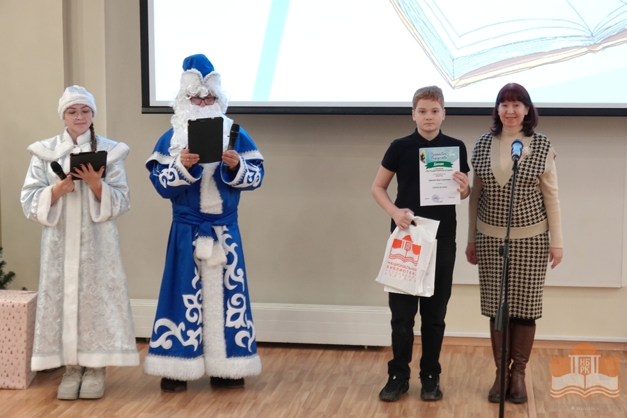 The award is being presented by a competition jury member Tatyana Dudinova