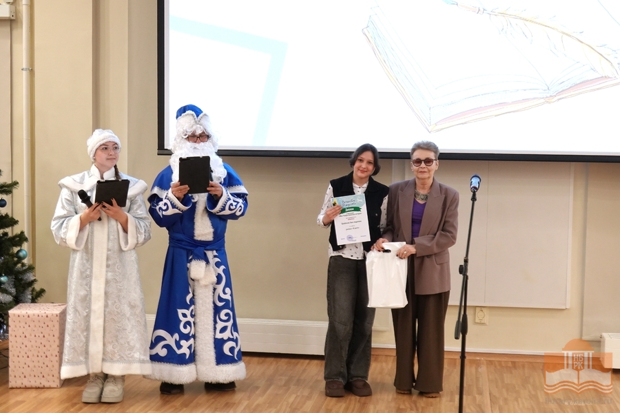 The award is being presented by a competition jury member Svetlana Zaalova