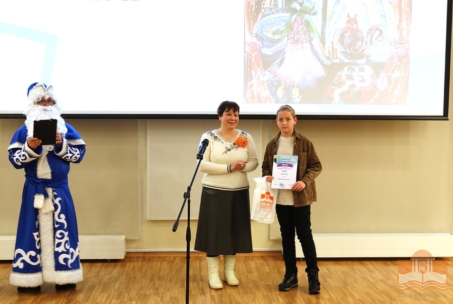 The award is being presented by a competition jury member Daria Odinets