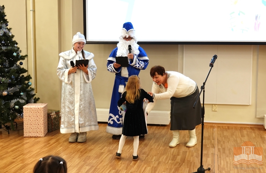 The award is being presented by a competition jury member Daria Odinets